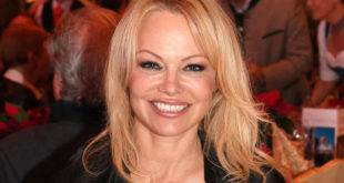Pamela Anderson SPLits