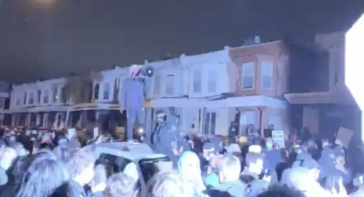 Philadelphia Police Surround and Attack Family Vehicle With Babies Inside