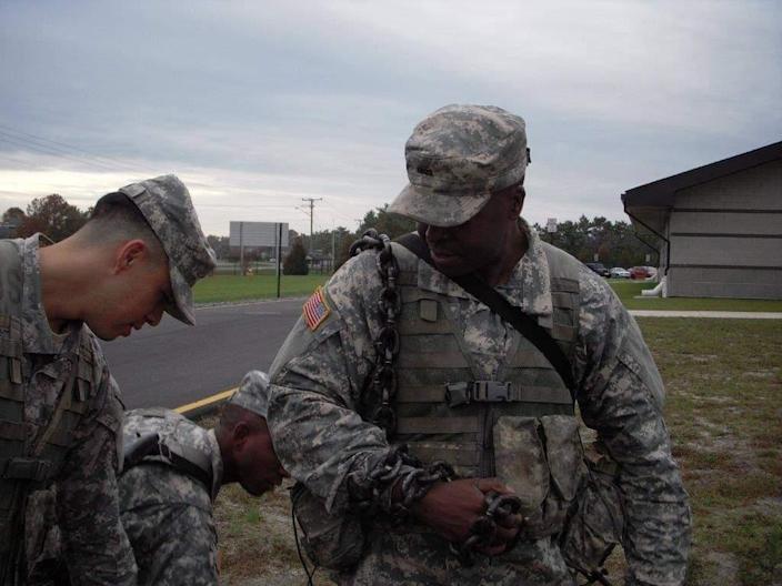 Sgt. Bruce Weaver wearing large chain - Photo from Yahoo! News