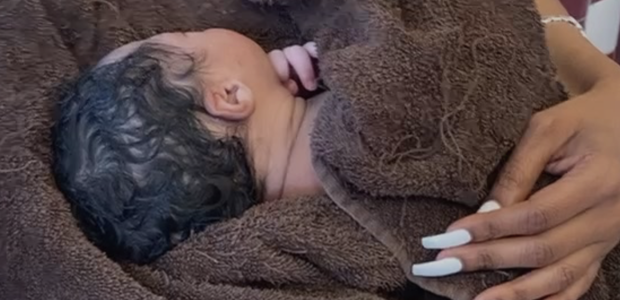 14-Year-Old Gives Birth And Hands Baby Over To A Customer In A Restaurant (Video)