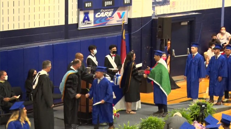student wears mexican flag to graduation