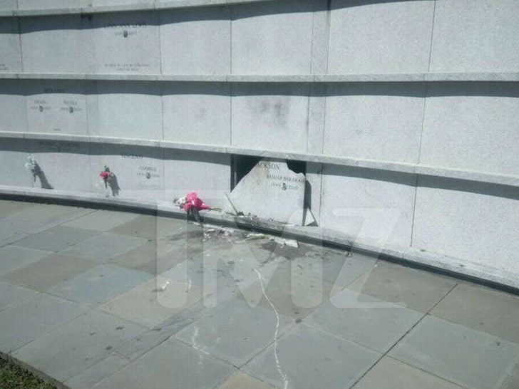 Pop Smoke Grave Vandalized