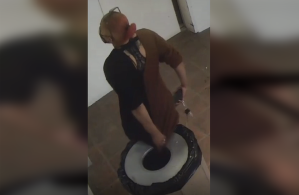DoorDash driver pooping in trash can. - Baller Alert DoorDash driver pooping in trash can.