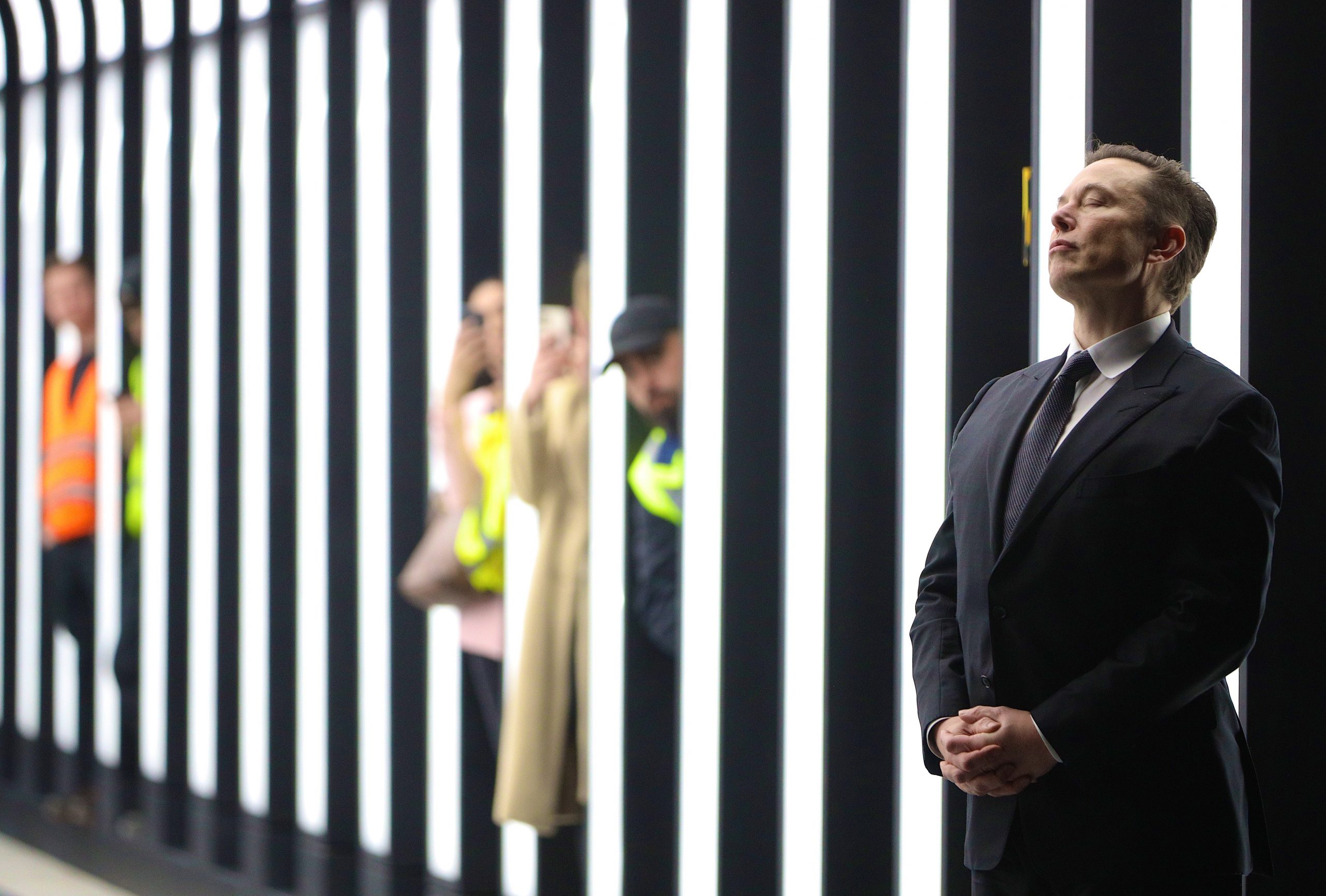 Elon Musk's Nuralink is Seeking a Volunteer to Have Skull Cut Open by Robotic Surgeon