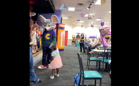 Black Mom Accuses Chuck E. Cheese of Racial Discrimination, Says Mouse Purposely Ignored 2-Year-Old Daughter's High Five Attempt [Video]