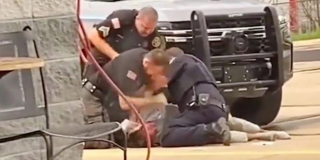 Two Arkansas Officers in Viral Video of Violent Arrest Charged With Civil Rights Violations [Video]