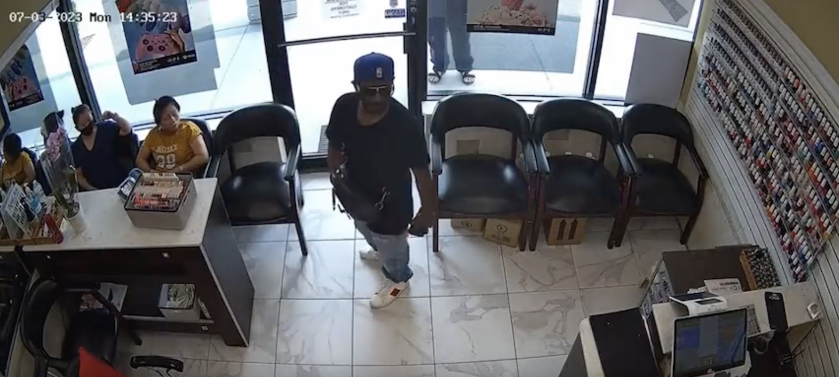 atlanta-nail-salon-employees-unbothered-by-man-s-robbery-attempt-video