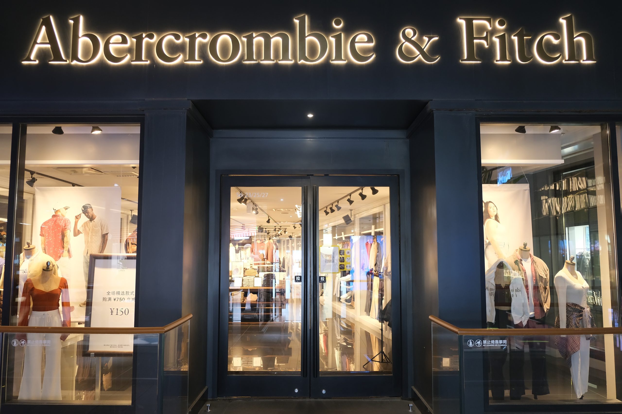 Former Abercrombie & Fitch Models File A Lawsuit Against The Company ...