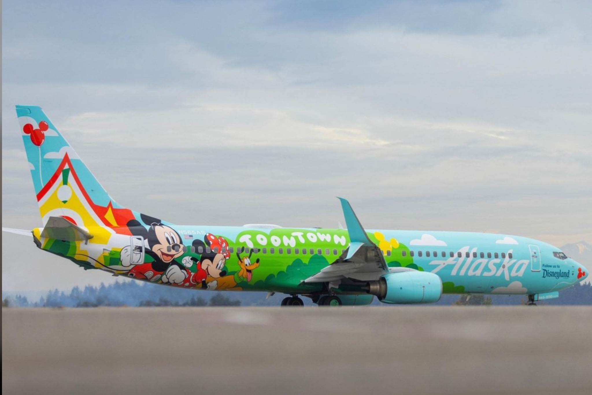 レア ディズニーランド50周年記念ペイント アラスカエアウェイ ボーイング737 レア ディズニーランド50周年記念ペイント アラスカエアウェイ