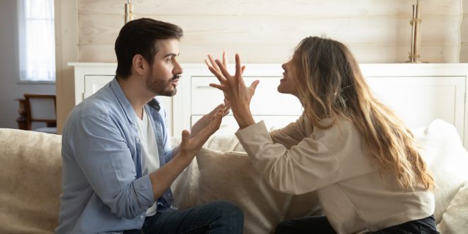 Recognizing the Red Flags: The Signs of a Controlling Relationship
