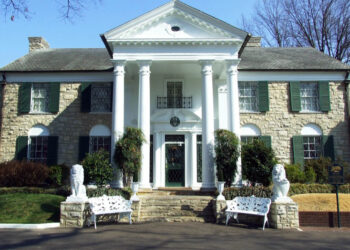 Missouri Woman Charged After Attempting to Scam Elvis Presley's Family Out of Graceland Home