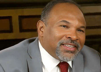 "The Cosby Show" Actor Geoffrey Owens Admits, "I Struggle Every Day to Make My Ends Meet" Since Viral 2018 Trader Joe's Photo and Nicki Minaj Donation [Video]