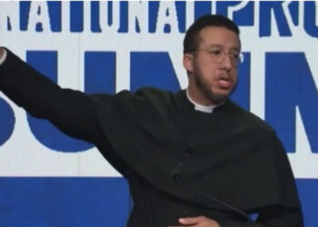 Michigan Priest Loses License After Controversial Gesture at Conservative Event [Video]