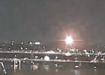 American Airlines Flight Collides with Helicopter Near D.C.’s Reagan Airport, Halting Flights [Video]