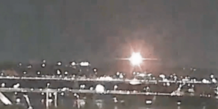 American Airlines Flight Collides with Helicopter Near D.C.’s Reagan Airport, Halting Flights [Video]
