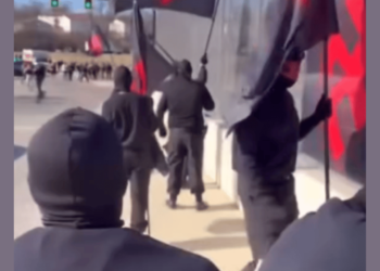 Cincinnati Residents Confront Hate Group Displaying Swastikas on Overpass [Video]