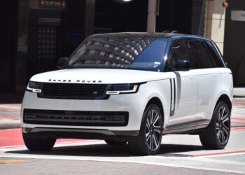 Jaguar Land Rover Halts U.S. Shipments After New 25% Import Tariff Takes Effect
