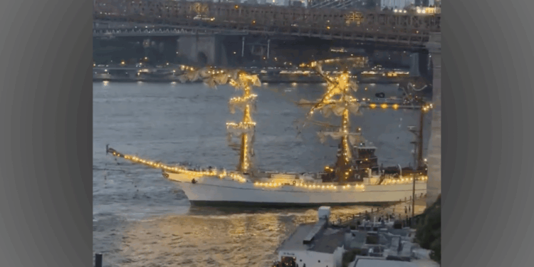 Mexican Navy Ship Collides with Brooklyn Bridge, Killing 2 Sailors and Injuring Over 20 [Video]