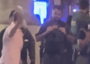 Man Faces Felony After Tossing Sandwich at Federal Officer During Trump-Ordered Police Surge [Video]