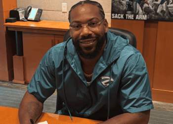 Veteran Linebacker Za’Darius Smith Announces Retirement After Short Stint With Eagles