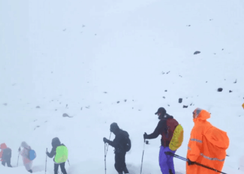 Mount Everest Turns Deadly as Nearly 1,000 Trapped by Sudden Snowstorm