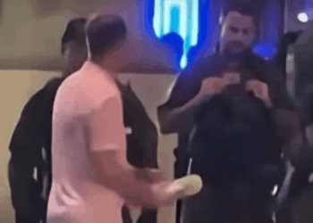 DC Man Found Not Guilty After Tossing Sandwich at Federal Agent During Trump-Era Crackdown [Video]