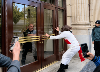 Viral “Speed Running” Trend Pushes Scientology to the Edge—Door Handles Removed, Security Tightened