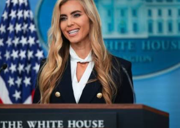 Katie Zacharia speaking at the White House press briefing room podium