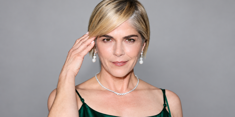 “Legally Blonde” Star Selma Blair Allegedly Bit Flight Attendant Midair And Kicked Cop In The Head: Now Federal Charges Are Looming