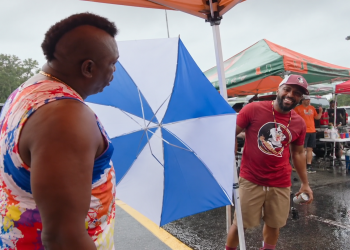Warren Sapp Appears to Kick Florida State Fan Over Umbrella Dispute, Then Offers His Daughter a Handshake