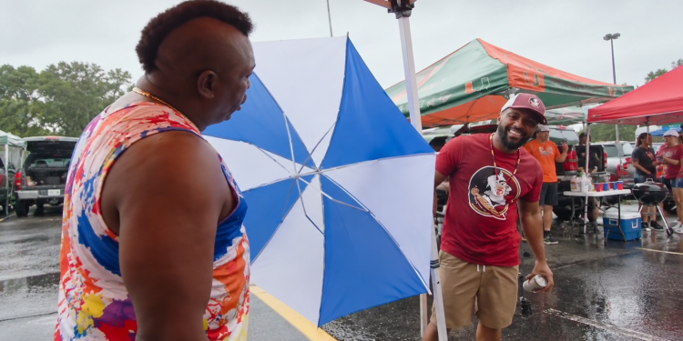 Warren Sapp Appears to Kick Florida State Fan Over Umbrella Dispute, Then Offers His Daughter a Handshake